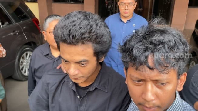Momen pelimpahan Vadel Badjideh dari penyidik Polres Metro Jakarta Selatan ke Kejaksaan Negeri Jakarta Selatan, Selasa, 3 Juni 2025 [Suara.com/Adiyoga Priyambodo].