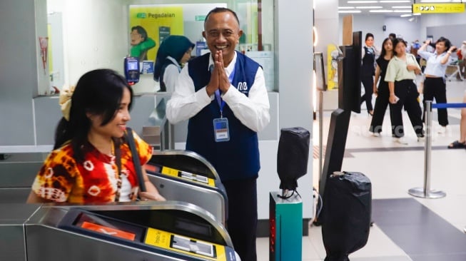Pekerja lanjut usia (lansia) menyapa pengguna MRT Jakarta di Stasiun Bundaran HI, Jakarta, Selasa (3/6/2025). [Suara.com/Alfian Winanto]