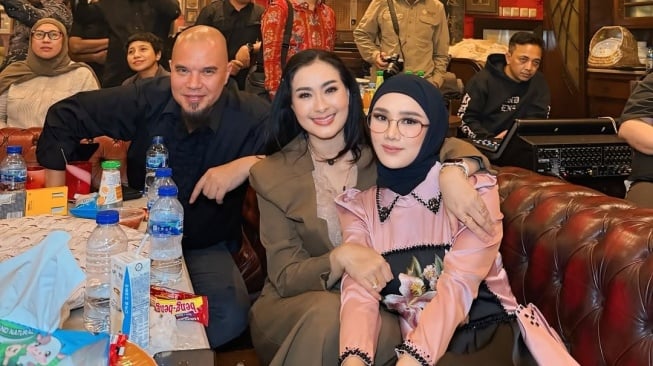 Hadir di Ulang Tahun Ahmad Dhani, Iis Dahlia Pamer Keakraban dengan Mulan Jameela