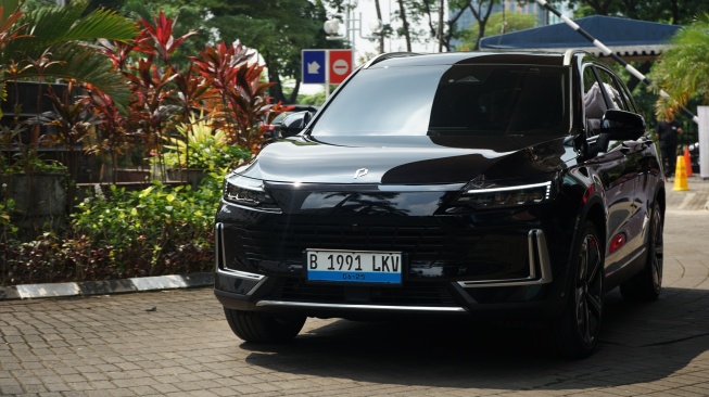 Showroom Polytron yang menawarkan mobil listrik, motor listrik dan produk elektronik diresmikan di Jakarta pada Selasa 93/6/2025). Foto: Mobil listrik Polytron G3. [Dok Polytron]