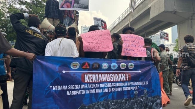 Penampakan massa pendemo Ikatan Pelajar dan Mahasiswa Moni (IPMMO) saat menggelar unjuk rasa di depan kantor Kementerian HAM pada Selasa (3/6/2025). Massa pendemo mendesak agar pemerintahan menghentikan aksi kekerasan aparat militer di Papua. (Suara.com/Faqih)
