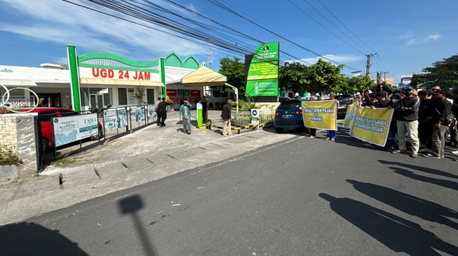 Ratusan orang yang mengatasnamakan diri sebagai Balka Yarsi menggelar aksi unjuk rasa di depan kantor Yayasan Rumah Sakit Islam (RSI) Nusa Tenggara Barat (NTB) yang juga masih satu area dengan rumah sakit Siti Hajar. [Dok Pribadi]