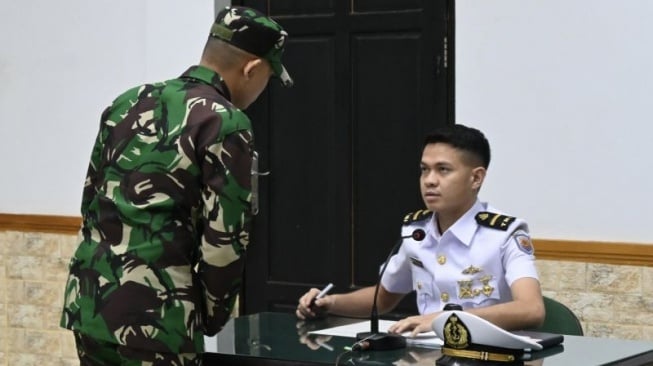 Terdakwa Kelasi Satu Jumran (kiri) berdialog dengan penasihat hukum untuk mengajukan pembelaan terkait tuntutan pidana penjara seumur hidup dalam sidang pembacaan tuntutan terkait kasus pembunuhan jurnalis Juwita di Pengadilan Militer (Dilmil) I-06 Banjarmasin, Kota Banjarbaru, Kalimantan Selatan, Rabu (4/6/2025). ANTARA/Tumpal Andani Aritonang