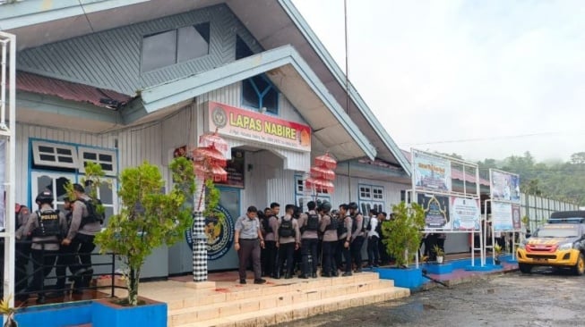 Satuan Tugas Operasi Damai Cartenz mengerahkan tim gabungan untuk mencari 19 narapidana yang kabur dari Lembaga Pemasyarakatan Kelas IIB Nabire, Papua Tengah, Senin (2/6/2025). (ANTARA/HO-Humas Polri)