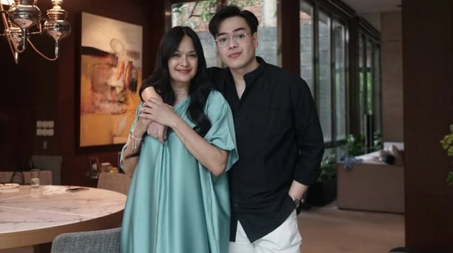 Donna Harun bersama putranya, Jeje Soekarno. [Instagram]