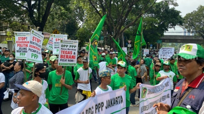 Sejumlah kader PPP menggeruduk kantor DPP PPP di Menteng, Jakarta Pusat pada Rabu (4/6/2025) siang. (Suara.com/Bagaskara)