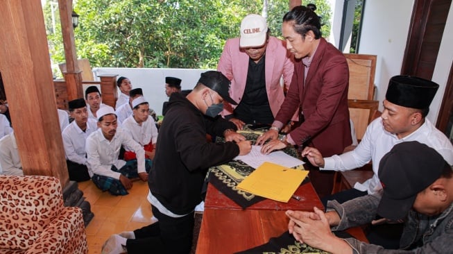Sejumlah santri yang jadi tersangka dan korban melakukan perjanjian damai atas kasus yang terjadi di Ponpes Ora Aji, Sleman. (dok.Istimewa)