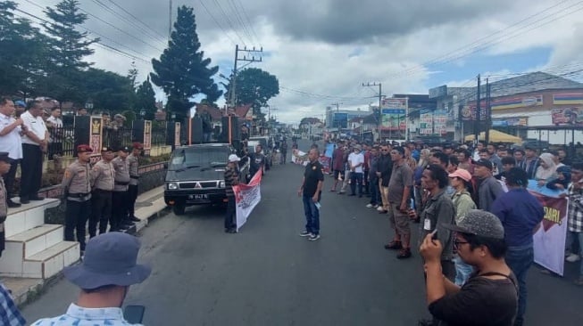 Warga Demo Kantor Bupati Dairi, Tuntut Izin Dikembalikan