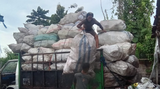 Kegiatan pemilahan sampah di Rumah Plastik Mandiri, Petandakan, Buleleng, Bali [Istimewa] 