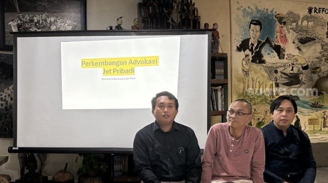 Advokat Themis Indonesia Ibnu Syamsu Hidayat mengkritik sikap Komisi Pemberantasan Korupsi (KPK) terhadap laporan yang diajukannya bersama Transparency International (TI) Indonesia dan Trend Asia. (Suara.com/Dea)