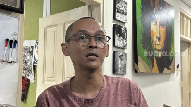 Peneliti Transparency International Indonesia (TII), Agus Sarwono di kawasan Pejaten, Jakarta Selatan, Rabu (4/6/2025). (Suara.com/Dea).