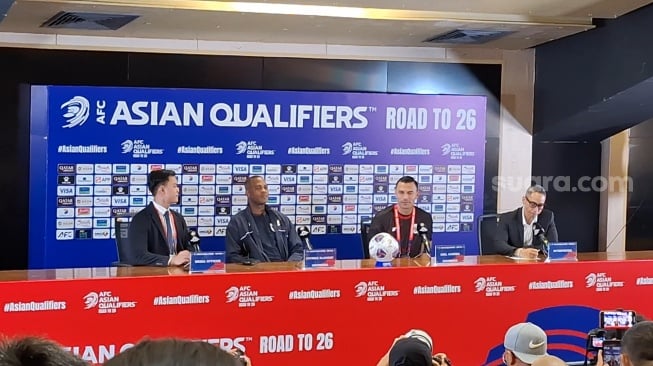 Konferensi pers pelatih Timnas Indonesia Patrick Kluivert dan kiper skuad Garuda Emil Audero sehari jelang melawan China (Suara.com/Adie Prasetyo Nugraha).