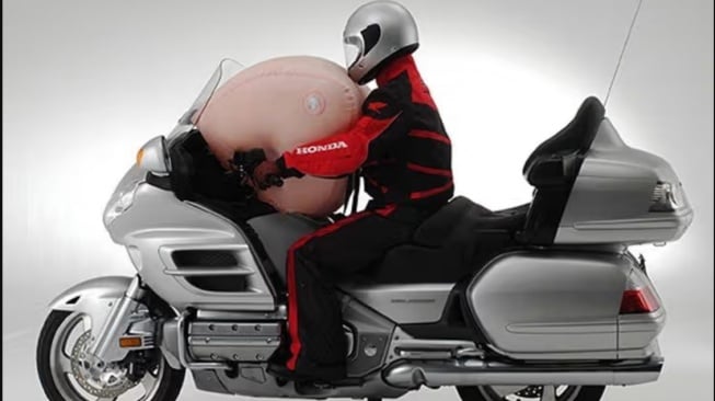 Sistem Kerja airbag pada Honda Gold Wing (Youtube)