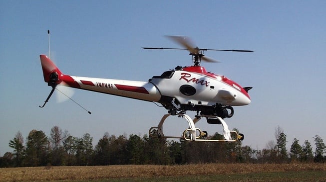 Yamaha telah mengembangkan R-Max, helikopter yang dikembangkan dari Yamaha R-50. R-Max menggunakan mesin pembakaran internal kecil yang menggunakan bahan bakar fosil sebagai sumber tenaganya. (Foto: Ist)