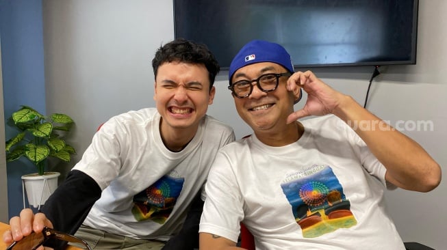 Pemain film Sampai Jumpa, Selamat Tinggal, Jourdy Pranata dan Kiki Narendra saat berkunjung ke kantor Suara.com di kawasan Kuningan, Jakarta Selatan pada Kamis, 5 Juni 2025. [Suara.com/Tiara Rosana]