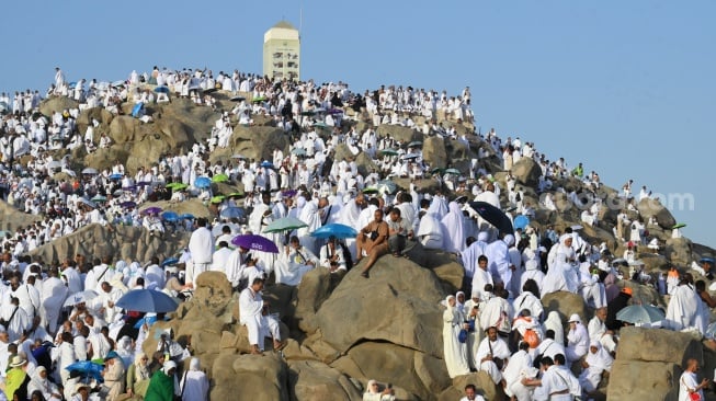 Umat Islam memadati Jabal Rahmah jelang wukuf di Arafah, Arab Saudi, Kamis (5/6/2025).  [ANTARA FOTO/Andika Wahyu/YU]