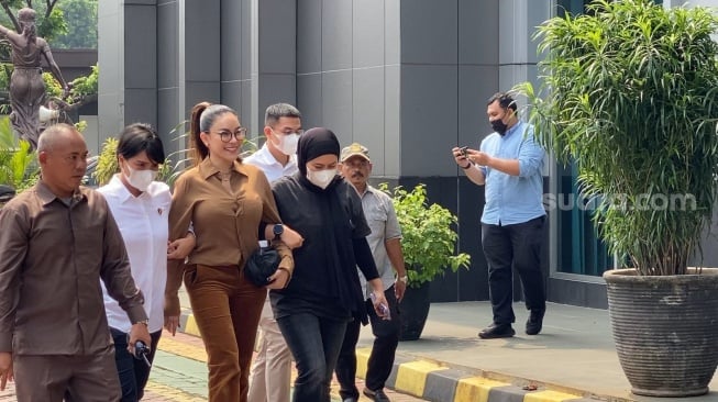 Momen pelimpahan Nikita Mirzani ke Kejaksaan Negeri Jakarta Selatan, Kamis, 5 Juni 2025. [Suara.com/Adiyoga Priyambodo]