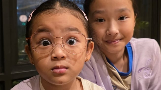Betrand Peto kasih kejutan ulang tahun ke Thania dan Thalia (Instagram)