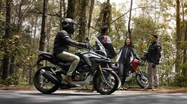4 Motor Touring Honda Tipe Adventure Terbaik 2025: Tangguh, Murah, Gagah!