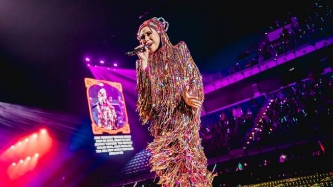 Gaya Glamor Melly Goeslaw di Konser Prom Nite (Instagram.com/melly_goeslaw)