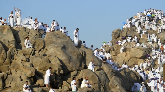 Umat Islam memadati Jabal Rahmah jelang wukuf di Arafah, Arab Saudi, Kamis (5/6/2025). [ANTARA FOTO/Andika Wahyu/YU]