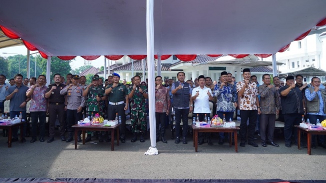Idul Adha Penuh Makna: PERURI Salurkan Bantuan Hewan Kurban Wujud TJSL di Karawang