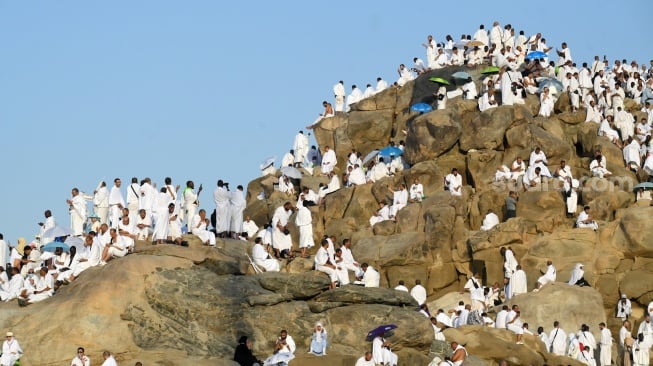 Umat Islam memadati Jabal Rahmah jelang wukuf di Arafah, Arab Saudi, Kamis (5/6/2025).  [ANTARA FOTO/Andika Wahyu/YU]