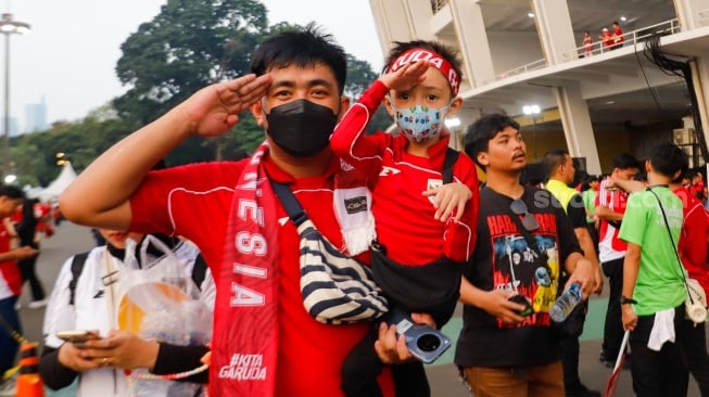 Sejumlah suporter hadir untuk menyaksikan langsung pertandingan Indonesia vs China dalam laga lanjutan Grup F Kualifikasi Piala Dunia 2026 zona Asia di Stadion Utama Gelora Bung Karno (GBK), Senayan, Jakarta, Kamis (5/6/2025). [Suara.com/Alfian Winanto]
