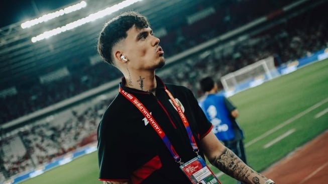 Shayne Pattynama menunjukkan gestur tak nyaman. (Instagram/@s.pattynama)