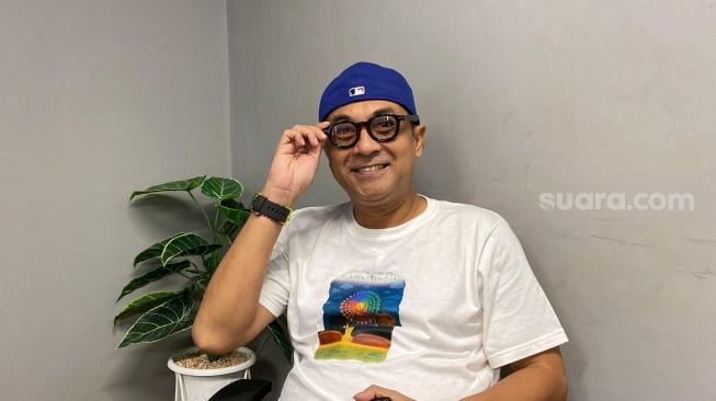 Pemain film Sampai Jumpa, Selamat Tinggal, Kiki Narendra saat berkunjung ke kantor Suara.com di kawasan Kuningan, Jakarta Selatan pada Kamis, 5 Juni 2025. [Suara.com/Tiara Rosana]