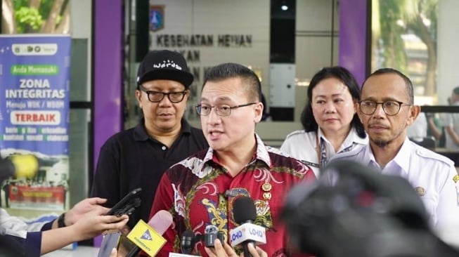 Anggota DPRD DKI Jakarta dari Fraksi PDI Perjuangan, Hardiyanto Kenneth, melakukan inspeksi mendadak (sidak) ke Pusat Kesehatan Hewan (Puskeswan) Ragunan, Jakarta Selatan, Rabu (4/6/2025). Dalam kunjungannya, ia mengakui adanya perubahan dan perbaikan pada fasilitas dan layanan di Puskeswan Ragunan. (Foto Dokomentasi Tim Hardiyanto Kenneth)