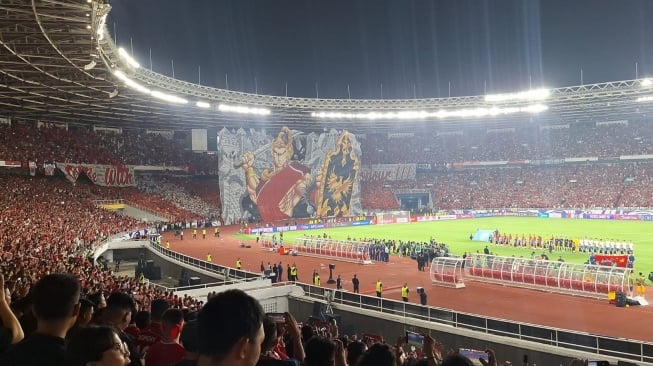 Lagi-lagi Bikin Geger, Dua Tifo Raksasa Getarkan Stadion GBK. [Dok. Suara.com/Adie Prasetyo]