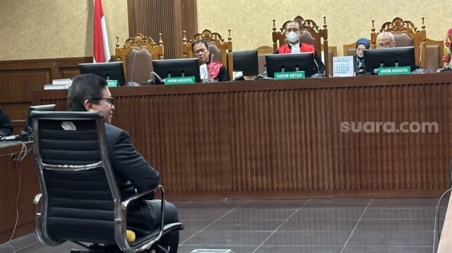 Sekjen PDIP Hasto Kristiyanto saat dihadirkan sebagai terdakwa di Pengadilan Tipikor Jakarta. (ist)