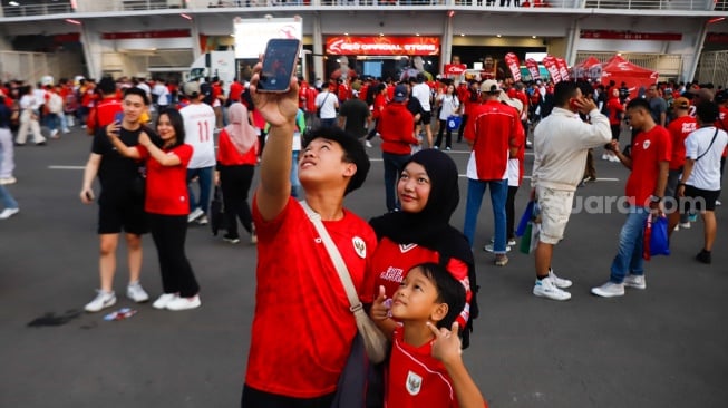 Sejumlah suporter hadir untuk menyaksikan langsung pertandingan Indonesia vs China dalam laga lanjutan Grup F Kualifikasi Piala Dunia 2026 zona Asia di Stadion Utama Gelora Bung Karno (GBK), Senayan, Jakarta, Kamis (5/6/2025). [Suara.com/Alfian Winanto]