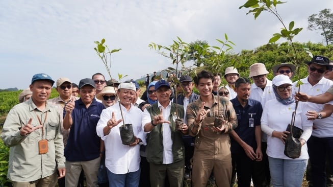 Aksi menanam pohon yang digagas Jehremy Owen didukung masyarakat dan sejumlah pihak mulai dari Yayasan WWF Indonesia, Kementerian Kehutanan Indonesia, hingga TikTok. [Instagram]
