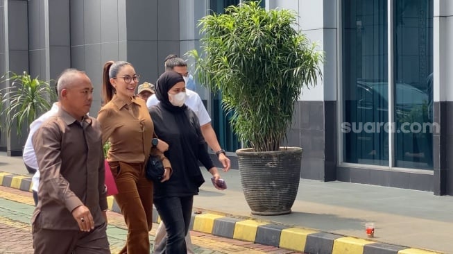 Momen pelimpahan Nikita Mirzani ke Kejaksaan Negeri Jakarta Selatan, Kamis, 5 Juni 2025. [Suara.com/Adiyoga Priyambodo]