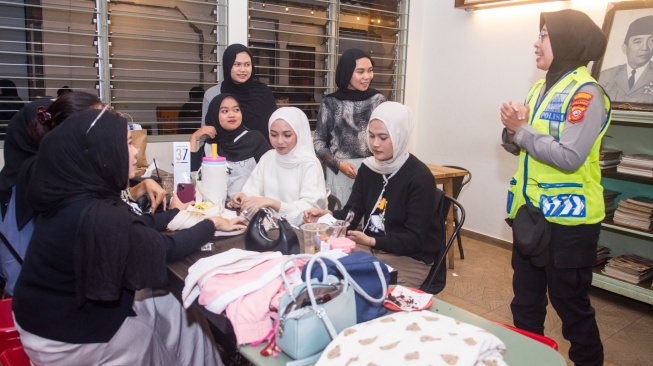 Personel kepolisian menyampaikan edukasi dan imbauan kepada warga saat patroli jam malam pelajar di Bandung, Jawa Barat, Rabu (4/6/2025). [ANTARA FOTO/Novrian Arbi/nz]
