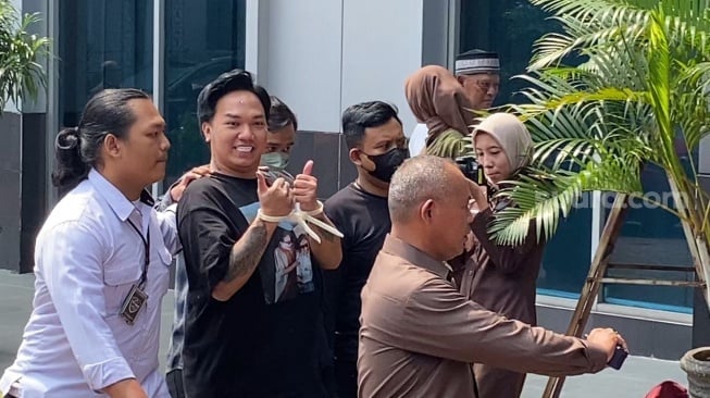 Momen pelimpahan asisten Nikita Mirzani, Mail Syahputra ke Kejaksaan Negeri Jakarta Selatan, Kamis, 5 Juni 2025. [Suara.com/Adiyoga Priyambodo]
