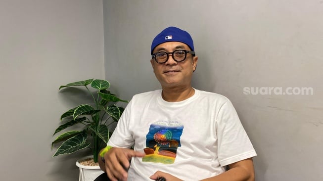 Pemain film Sampai Jumpa, Selamat Tinggal, Kiki Narendra saat berkunjung ke kantor Suara.com di kawasan Kuningan, Jakarta Selatan pada Kamis, 5 Juni 2025. [Suara.com/Tiara Rosana]