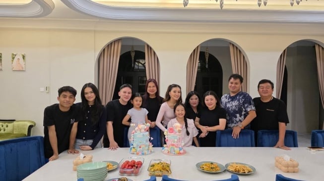 Betrand Peto kasih kejutan ulang tahun ke Thania dan Thalia (Instagram)