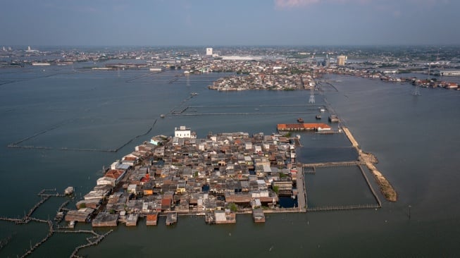 Foto udara kondisi Perumahan Tahap III Sriwulan terisolasi ketika air pasang tinggi merendam akses jalan keluar-masuk perumahan di Kecamatan Sayung, Kabupaten Demak, Jawa Tengah, Rabu (4/6/2025). [ANTARA FOTO/Aji Styawan/rwa]