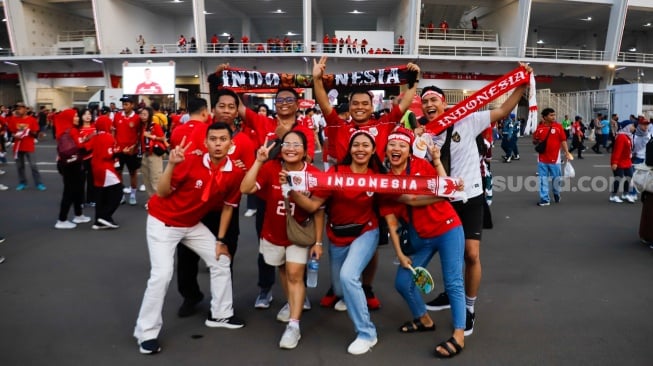 Sejumlah suporter hadir untuk menyaksikan langsung pertandingan Indonesia vs China dalam laga lanjutan Grup F Kualifikasi Piala Dunia 2026 zona Asia di Stadion Utama Gelora Bung Karno (GBK), Senayan, Jakarta, Kamis (5/6/2025). [Suara.com/Alfian Winanto]