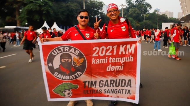 Sejumlah suporter hadir untuk menyaksikan langsung pertandingan Indonesia vs China dalam laga lanjutan Grup F Kualifikasi Piala Dunia 2026 zona Asia di Stadion Utama Gelora Bung Karno (GBK), Senayan, Jakarta, Kamis (5/6/2025). [Suara.com/Alfian Winanto]