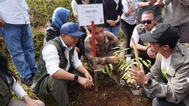 Aksi menanam pohon yang digagas Jehremy Owen didukung masyarakat dan sejumlah pihak mulai dari Yayasan WWF Indonesia, Kementerian Kehutanan Indonesia, hingga TikTok. [Instagram]