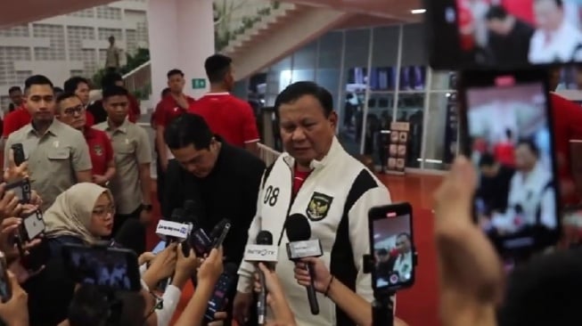 Presiden Prabowo Subianto usai menyaksikan laga Timnas Indonesia vs Bahrain 1-0 di Stadion Utama Gelora Bung Karno (SUGBK) pada Selasa (25/3/2025). [Youtube Suara.com]