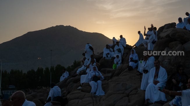 Umat Islam memadati Jabal Rahmah jelang wukuf di Arafah, Arab Saudi, Kamis (5/6/2025).  [ANTARA FOTO/Andika Wahyu/YU]