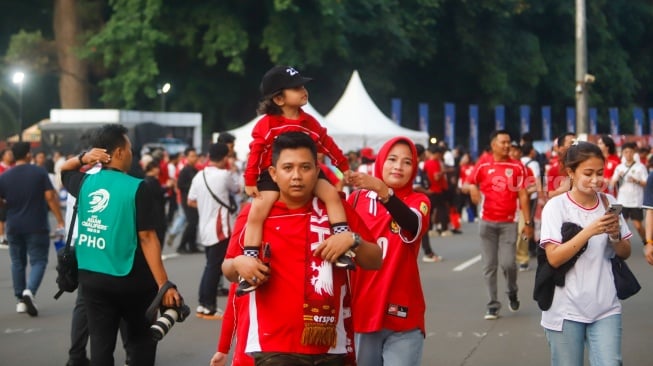 Sejumlah suporter hadir untuk menyaksikan langsung pertandingan Indonesia vs China dalam laga lanjutan Grup F Kualifikasi Piala Dunia 2026 zona Asia di Stadion Utama Gelora Bung Karno (GBK), Senayan, Jakarta, Kamis (5/6/2025). [Suara.com/Alfian Winanto]