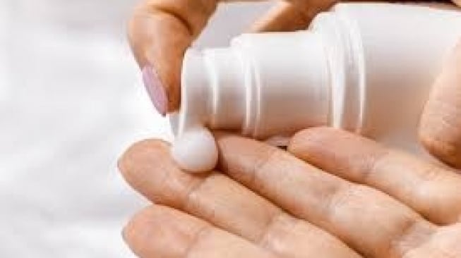 3 Rekomendasi Moisturizer untuk Usia 50 Tahun ke Atas, Kulit Kering Keriput Jadi Halus Lagi!