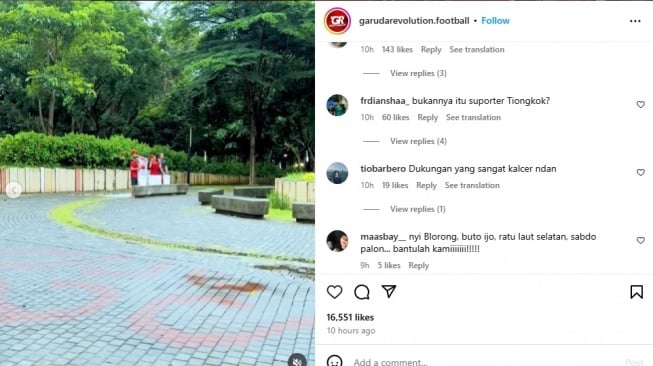 Aksi kocak dilakukan oleh suporter yang mendoakan Timnas Indonesia lolos Piala Dunia 2026 dengan melakukan ritual mandi kembang. Aksi ini terekam kamera amatir di mana ada empat pria yang diduga adalah suporter Timnas Indonesia di sekitar area sebuah stadion. (IG @garudarevolution.football)