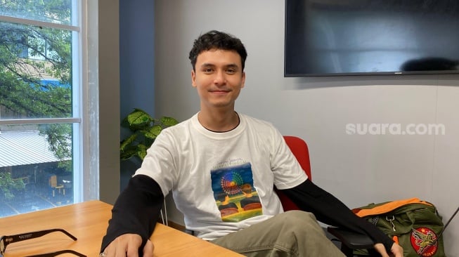 Pemain film Sampai Jumpa, Selamat Tinggal, Jourdy Pranata saat berkunjung ke kantor Suara.com di kawasan Kuningan, Jakarta Selatan pada Kamis, 5 Juni 2025. [Suara.com/Tiara Rosana]